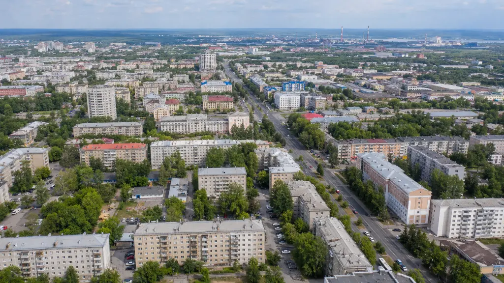 Панорама российского города с высоты — вид на жилые кварталы и городскую инфраструктуру